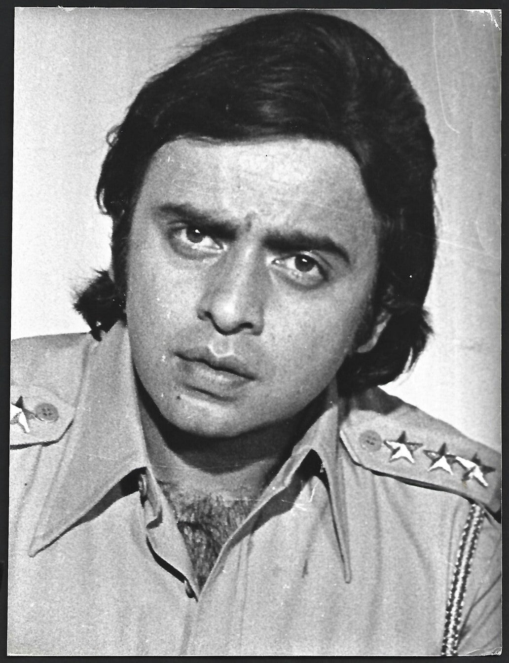 Bollywood vintage 7"x9" photograph - on the set VINOD MEHRA