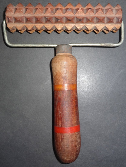 India vintage wooden toothy back massager / relaxer – it works zaz