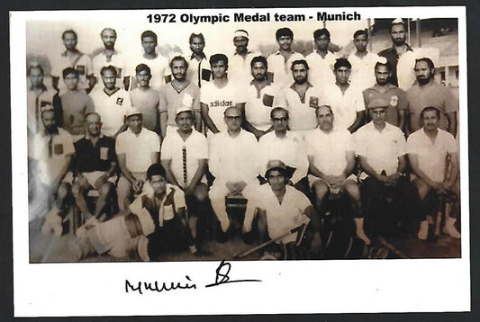 India 1972 Olympics Medal Team photo signed player MUKHBAIN SINGH