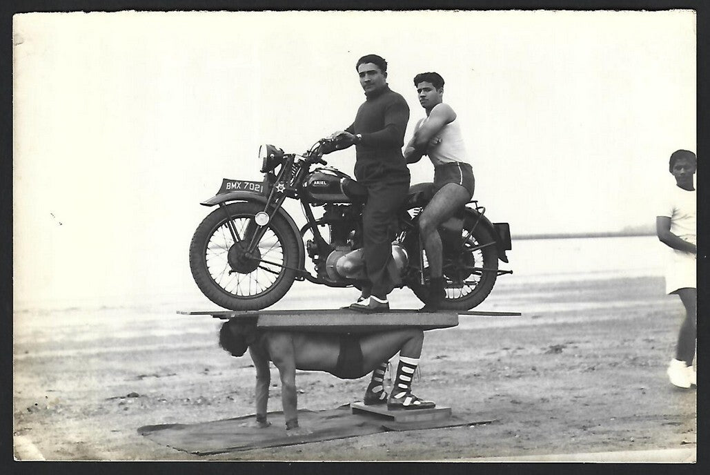 Bombay India Strongman Beach Stunt vintage press photo