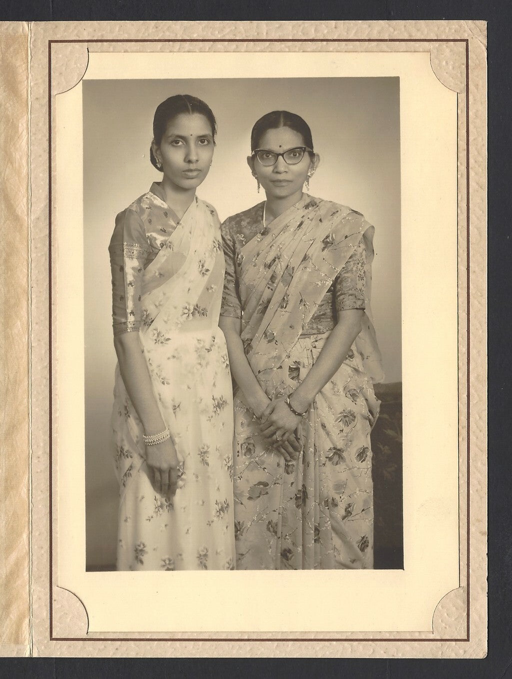 Belgium vintage Studio Wauters photo folder wth a photo of Indian women c.1950