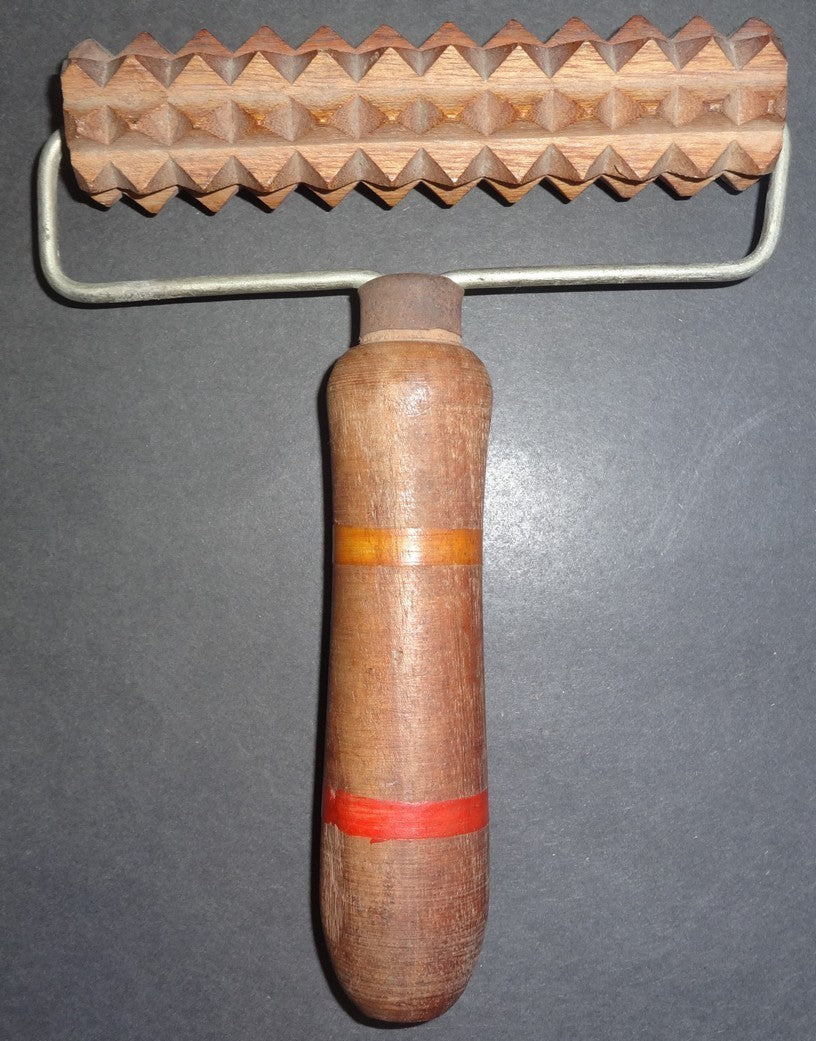 India vintage wooden toothy back massager / relaxer – it works zaz