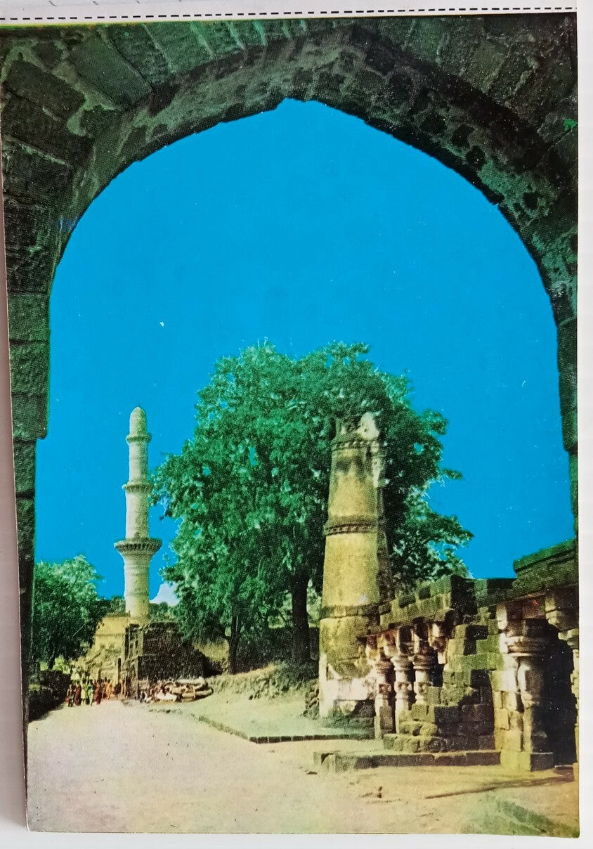 India postcards booklet of 10 postcards DAULATABAD & KHULDABAD	