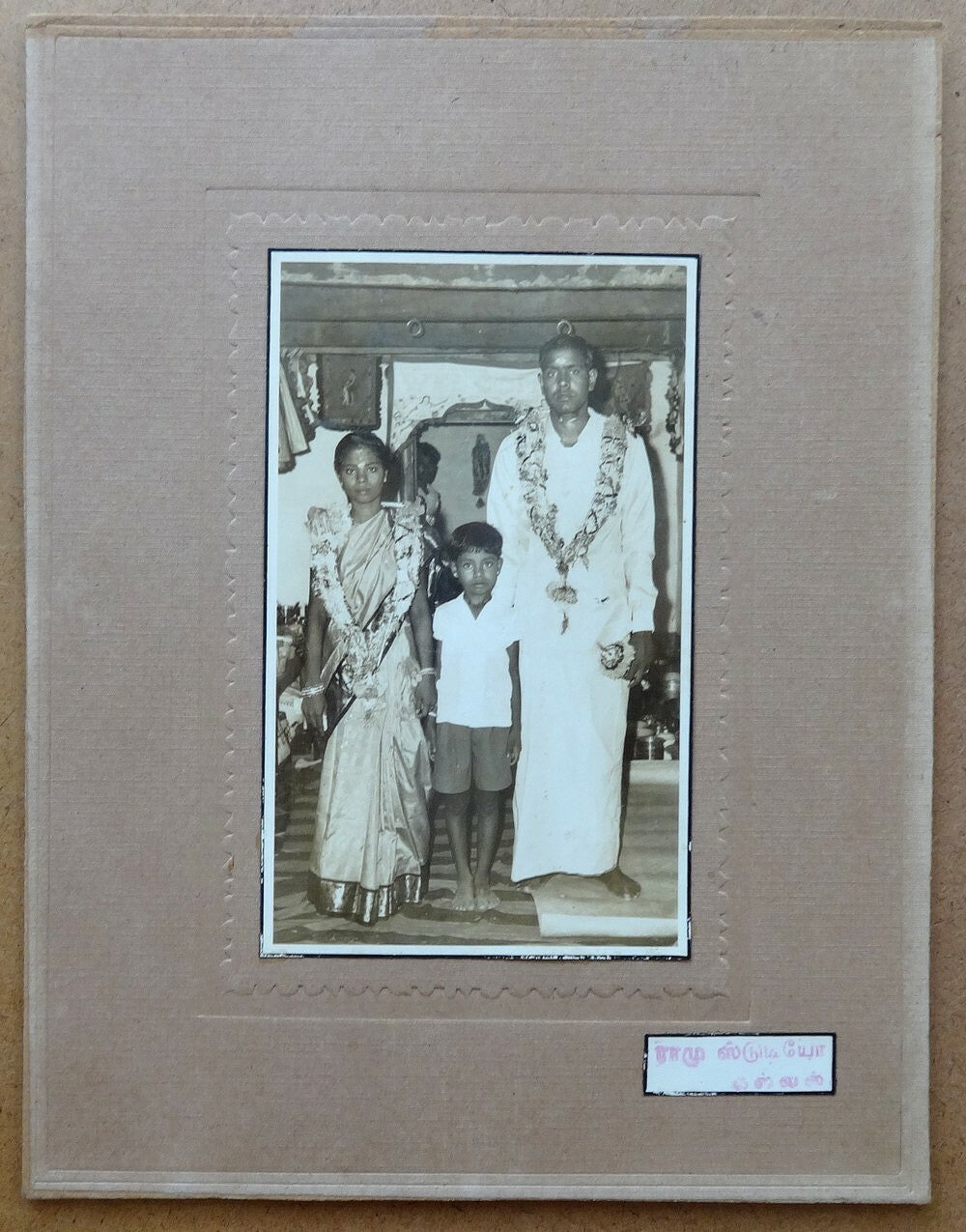 India vintage Tamil Family mounted photographs (5)