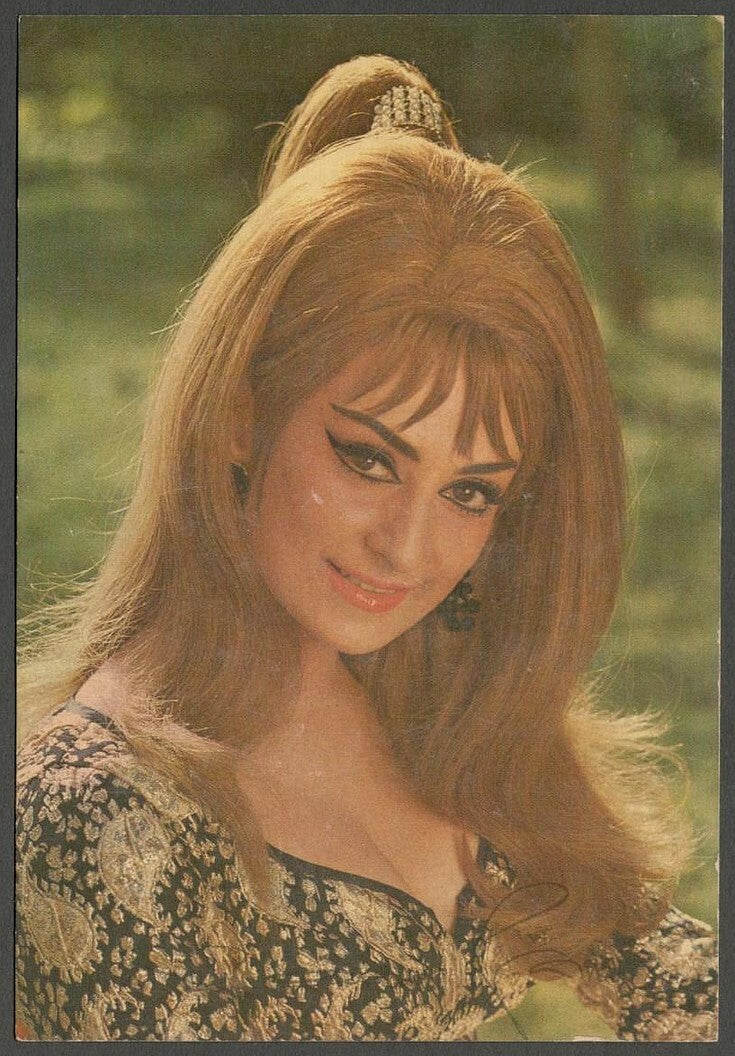 India Bollywood vintage postcard with facsimile signature SAIRA BANU ELAR 176